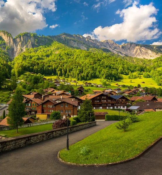 スイスのアルプスの下の木造住宅とアルプスの村ブリエンツ — ストック写真