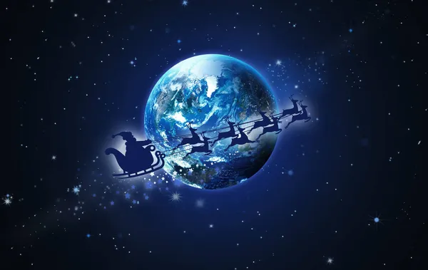 雪に覆われたサンタクロースとトナカイのそりは、星空を背景に地球上を飛ぶ — ストック写真