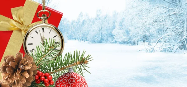 Retro stílusú óra fenyő ágak, kúpok, dekorációk és ajándék hó táj háttér. Újévi üdvözlőlap. — Stock Fotó