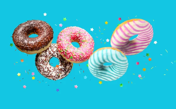 Verschiedene Donuts Fallen Mit Streusel Über Türkisblauen Hintergrund — Stockfoto