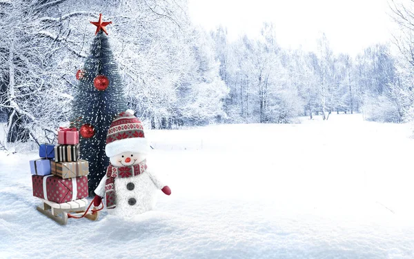 冬の風景の背景にクリスマスプレゼントと雪だるま — ストック写真