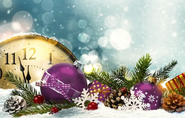 Uhr im Retro-Stil Silvester mit Weihnachtsdekoration Bokeh Lichter Hintergrund — Stockfoto