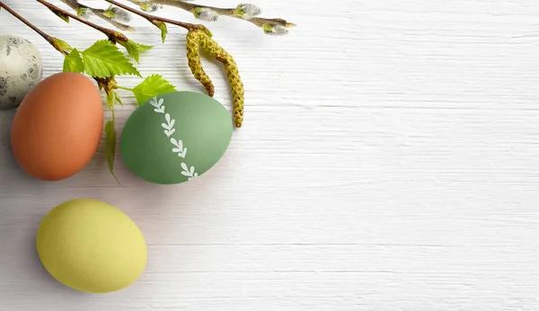Tarjeta de felicitación de Pascua con huevos de colores y rama de sauce. Copiar espacio — Foto de Stock