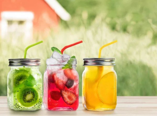 Detox Cool Refreshing Water Cocktails Made Fresh Kiwi Mango Strawberry — Stockfoto