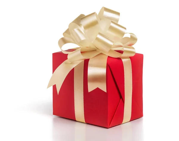 Κουτί δώρου τυλιγμένο σε κόκκινο χαρτί με χρυσό φιόγκο σε λευκό φόντο. — Φωτογραφία Αρχείου