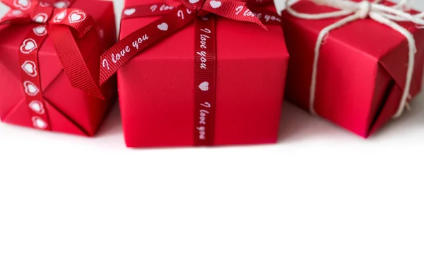 Dia dos Namorados caixas de presente vermelho em um fundo branco. — Fotografia de Stock