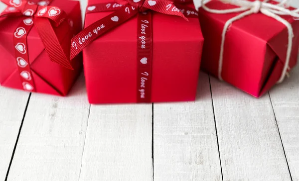 Cajas de regalo rojas sobre fondo de madera blanca. Banner de San Valentín —  Fotos de Stock