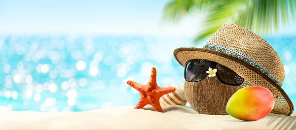 Begreppet Sommarsemester Kokosnöt Med Solglasögon Och Halmhatt Tropisk Strand Med — Stockfoto
