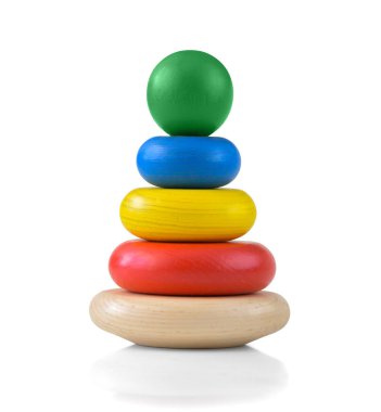 Oyuncak renkli ahşap halkalar piramidi beyaz arkaplanda izole edildi.