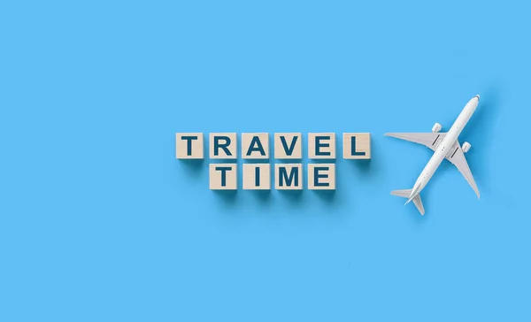 Resekoncept, träkuber med TRAVEL TIME ord och flygplansmodell — Stockfoto