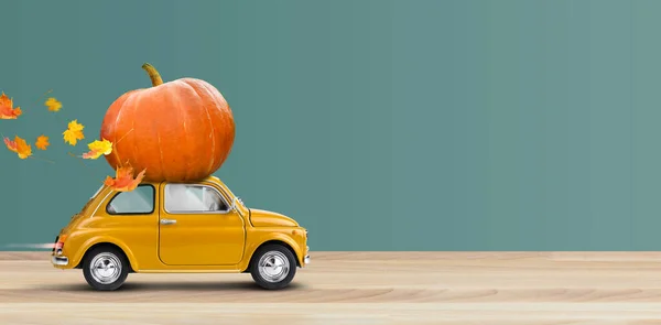 Dia Acção Graças Está Chegar Carro Retro Amarelo Com Grande — Fotografia de Stock