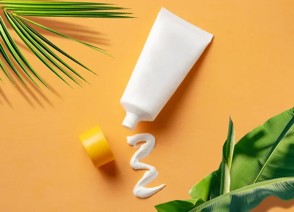 Mockup Tubo Cosmético Branco Com Creme Protetor Solar Textura Creme — Fotografia de Stock