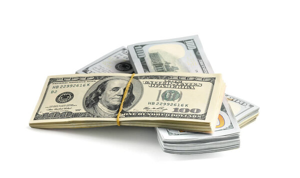 Пачки банкнот по сто долларов на белом фоне