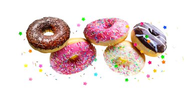 Beyaz arka planda uçuşan çeşitli jöleli çörekler..