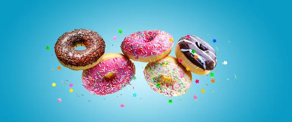 Glasierte Donuts Mit Streusel Auf Blauem Hintergrund — Stockfoto