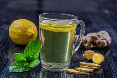 Koyu arkaplanda zencefilli limon bitkisel ilaç karışımı.