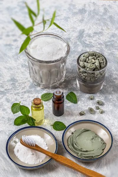 Preparación de pasta de dientes casera con ingredientes naturales —  Fotos de Stock