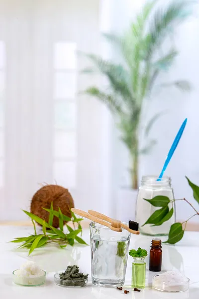 Przygotowanie domowej roboty pasty do zębów z naturalnych składników — Zdjęcie stockowe