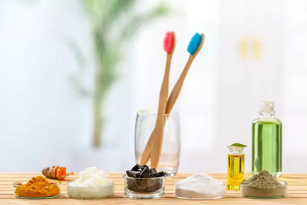 Preparación de pasta de dientes casera con ingredientes naturales —  Fotos de Stock