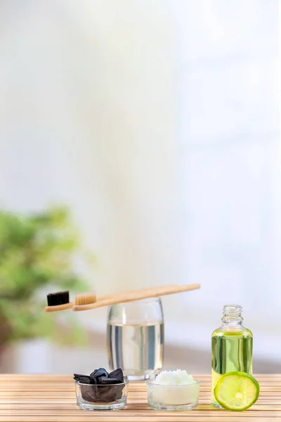 Zubereitung von hausgemachter Zahnpasta mit natürlichen Zutaten — Stockfoto