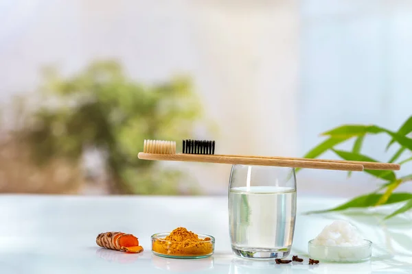 Zubereitung von hausgemachter Zahnpasta mit natürlichen Zutaten — Stockfoto