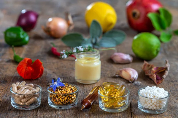 Voedingssupplementen in capsules, koninginnengelei en bloemstuifmeel — Stockfoto