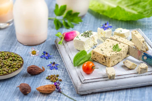 Veganistisch voedsel-kaas en groentemelk — Stockfoto