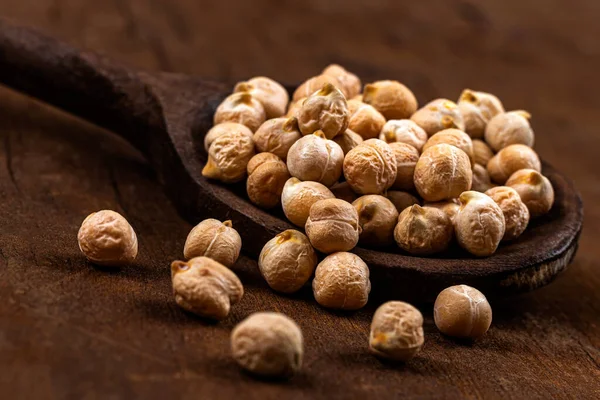 Garbanzos, pulsos ricos en proteínas cuchara de madera —  Fotos de Stock