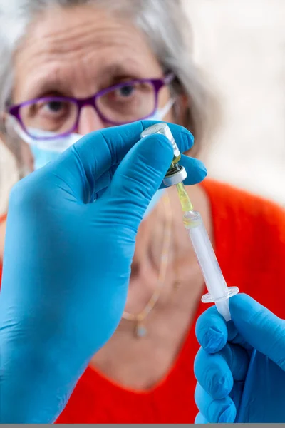 Badanie przesiewowe pracownika laboratorium wirusowego pobierającego próbkę śluzu z nosa pacjentki — Zdjęcie stockowe