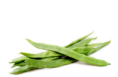 Beyaz arka planda izole edilmiş taze bir avuç kuru fasulye.