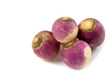 Beyaz arka planda taze kırmızı şalgam. Bahçe sebzesi.