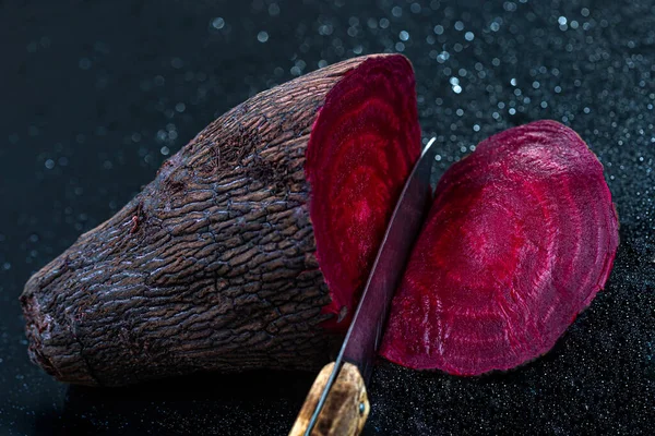 ANCIENT BREED OF RED BEETS with skin, sliced on wooden background — Stock Photo, Image