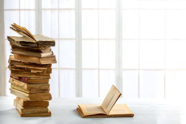 Eski kitaplar - kullanılmış kitap ve bilgi üzerine kavramsal resim
