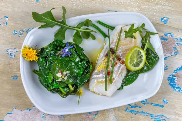 Bacalhau com molho de espinafre creme de espinafre creme fresco — Fotografia de Stock