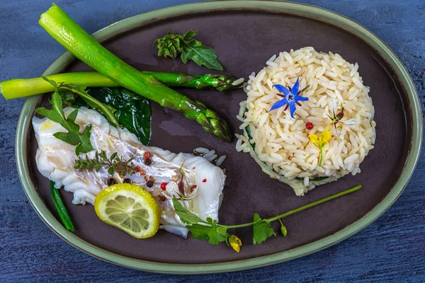Merluzzo, asparagi, riso fumante dieta pasto minimalista foto, — Foto Stock