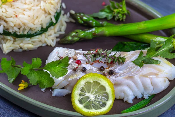 Kabeljau, Spargel, Reis dampfende Diät-Mahlzeit minimalistisches Foto, — Stockfoto