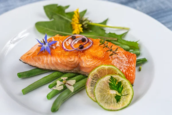 Assiette de saumon, haricot vert sur planche de bois en attente photo minimaliste, — Photo