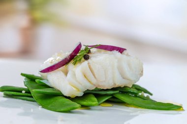 Morina paveti bezelyelerin üzerine konur..