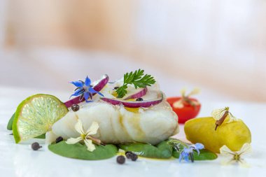 Morina paveti bezelye ve sebzeye konur.