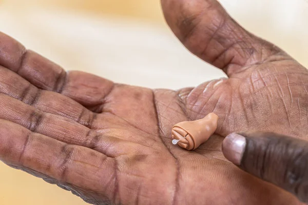 Apparecchi Acustici Primo Piano Nel Palmo Della Mano — Foto Stock