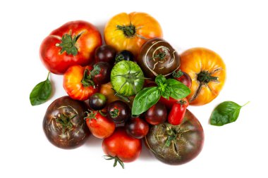 Kesilmiş beyaz arka planda gruplandırılmış eski domatesler - üst görünüm .