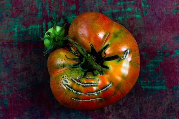 Crimean Black Tomatoes Einem Kleinen Schwarzen Tablett Draufsicht Auf Altem — Stockfoto