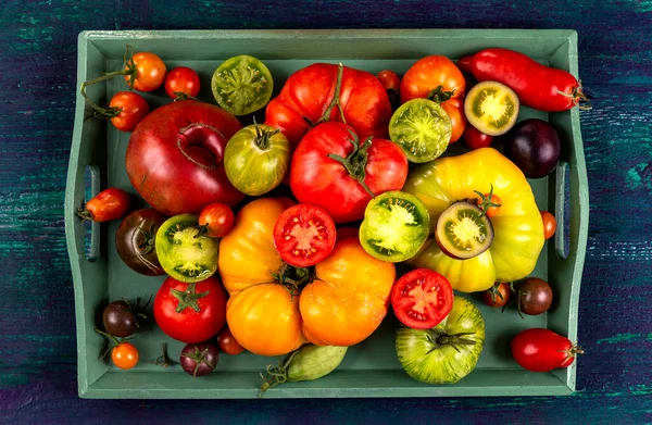 Antike Lose Tomaten Von Oben Gesehen Auf Grüntönen — Stockfoto