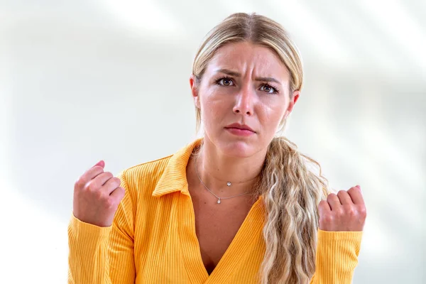 American Shot Blonde Woman Pulled Hair Clenching Her Fists — Stock Photo, Image