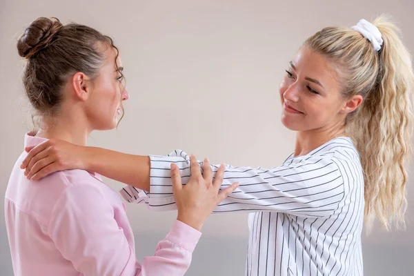 Complicity Giovani Donne Faccia Faccia Uno Sfondo Grigio Chiaro — Foto Stock