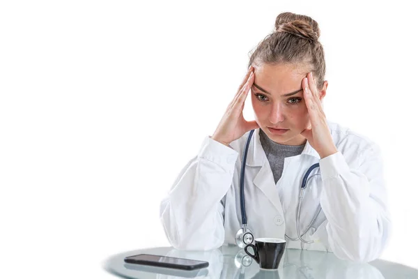 Jeune Femme Les Mains Sur Tempe Salle Repos — Foto Stock