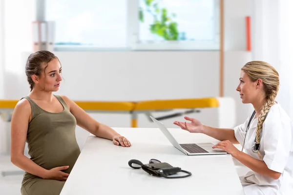 Dialog Mit Dem Arzt Während Eines Regelmäßigen Besuchs — Stockfoto