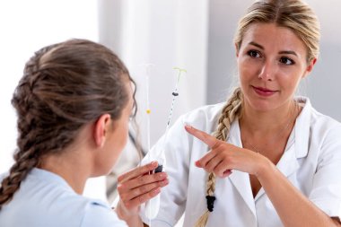 Doktorun odaklanma prensibini açıklamak için yakın plan çekimde pedagoji-IUD..