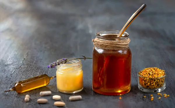 Arı Ürünleri Bal Polen Propolis Apioterapi Arıların Ürettiği Sağlıklı Ürünler — Stok fotoğraf