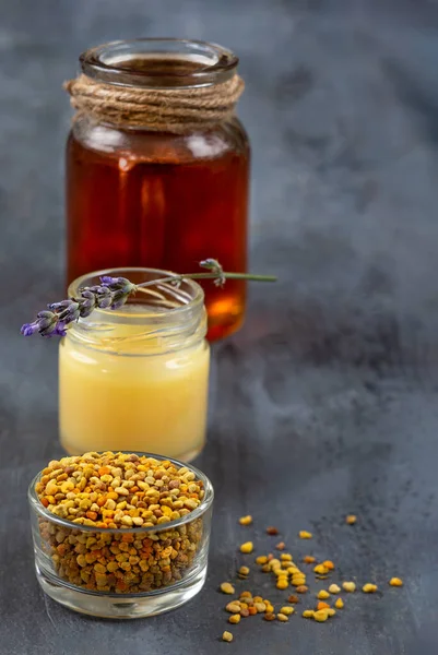 Arı Ürünleri Bal Polen Propolis Apioterapi Arıların Ürettiği Sağlıklı Ürünler — Stok fotoğraf